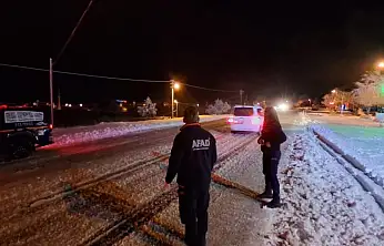 Seydikemer'de kardan kapanan yolda araçlar mahsur kaldı