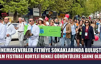 Sinemaseverler Fethiye sokaklarında buluştu: Film Festivali Korteji renkli görüntülere sahne oldu