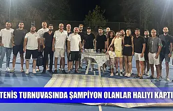 Tenis turnuvasında şampiyon olanlar halıyı kaptı