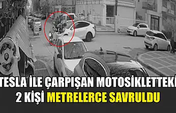 Tesla ile çarpışan motosikletteki 2 kişi metrelerce savruldu