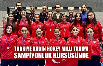Türkiye Kadın Hokey Milli Takımı şampiyonluk kürsüsünde