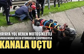 Yayaya yol veren motosikletli arkasından gelen otomobilin çarpmasıyla kanala uçtu