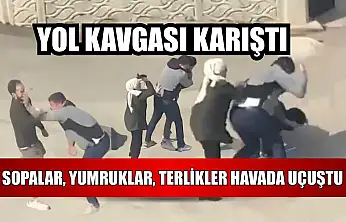 Yol kavgası karıştı: Sopalar, yumruklar, terlikler havada uçuştu