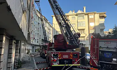 7 katlı binanın çatısı alev alev yandı: Yangın iki binaya sıçradı