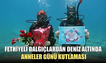 Fethiyeli dalgıçlardan deniz altında Anneler Günü kutlaması