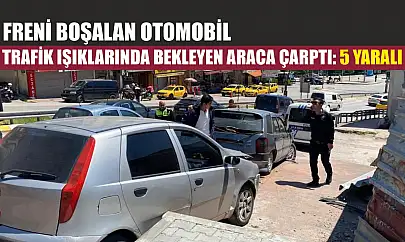 Freni boşalan otomobil trafik ışıklarında bekleyen araca çarptı: 5 yaralı