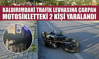 Kaldırımdaki trafik levhasına çarpan motosikletteki 2 kişi yaralandı