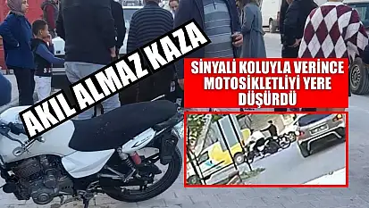 Akıl almaz kaza: Sinyali koluyla verince motosikletliyi yere düşürdü