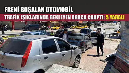 Freni boşalan otomobil trafik ışıklarında bekleyen araca çarptı: 5 yaralı