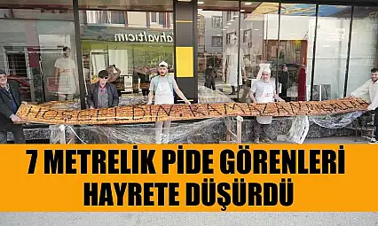 7 metrelik pide görenleri hayrete düşürdü