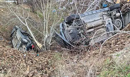 Antalya-Denizli Yolu'nda otomobil şarampole devrildi: 4 yaralı