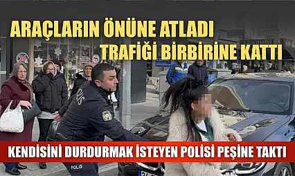 Araçların önüne atladı, trafiği birbirine kattı, kendisini durdurmak isteyen polisi peşine taktı