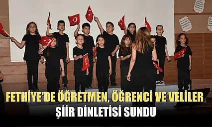 Fethiye'de öğretmen, öğrenci ve veliler şiir dinletisi sundu