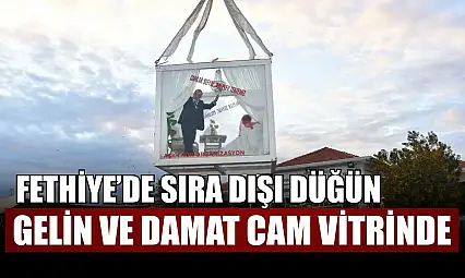 Fethiye'de sıra dışı düğün: Gelin ve damat cam vitrinde