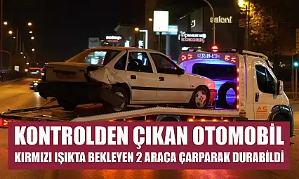 Kontrolden çıkan otomobil, kırmızı ışıkta bekleyen 2 araca çarparak durabildi