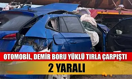 Otomobil, demir boru yüklü tırla çarpıştı: 2 yaralı