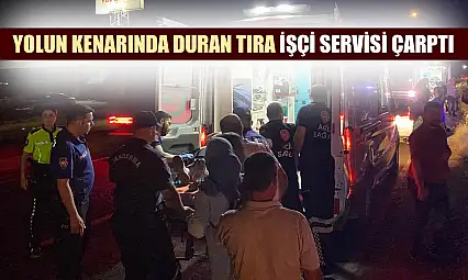 Yolun kenarında duran tıra işçi servisi çarptı
