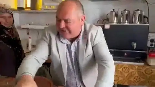 Vatandaşa Çaylar Vekil Adayı Demir'den