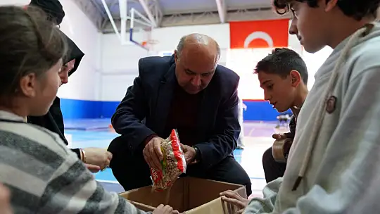 KAYMAKAM BÜYÜKER VE BAŞKAN OTGÖZ, DEPREMZEDELER İÇİN YARDIM EDEN HAYIRSEVERLERE TEŞEKKÜR ETTİ