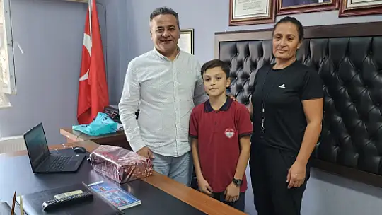 Fethiye'de Atatürk Büstünü Yenileyen Öğrenciye Okulundan Hediye 