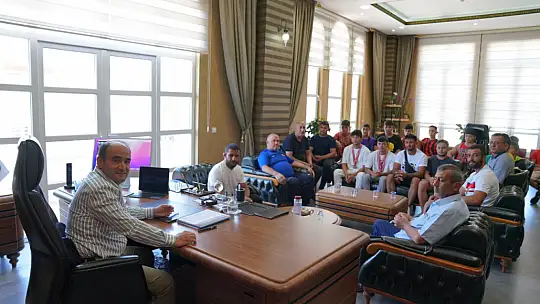 Başkan Akdenizli'den Başarılı Güreşçilere Altın