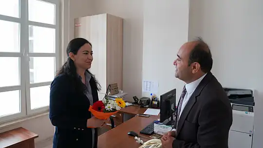 Başkan Akdenizli'den Anneler Günü Çiçeği