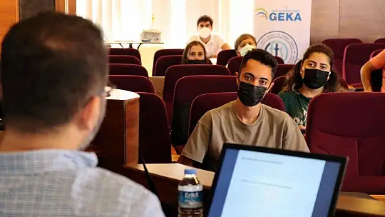 22 sektör temsilcisi 'Dijital Pazarlama ve Sosyal Medya Yönetimi Eğitimi' sertifikası aldı