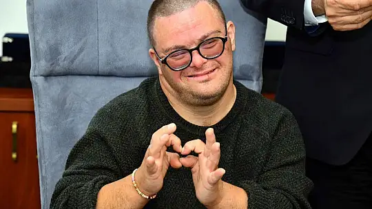 Makamını, Down Sendromlu Niyazi'ye bıraktı