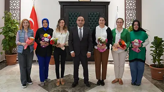 Başkan Akdenizli'den Anneler Günü Çiçeği