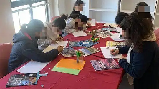 DEPREMZEDE ÇOCUKLAR ÖĞRETMENLER EŞLİĞİNDE ŞARKI SÖYLEDİ