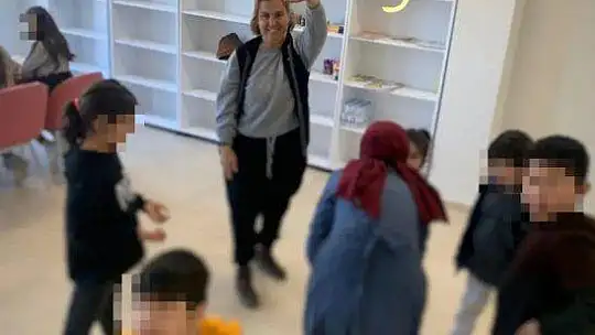 DEPREMZEDE ÇOCUKLAR ÖĞRETMENLER EŞLİĞİNDE ŞARKI SÖYLEDİ