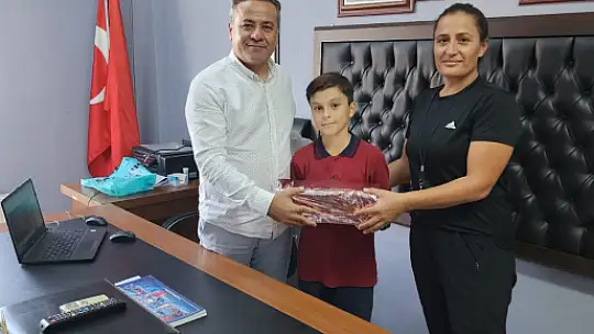 Fethiye'de Atatürk Büstünü Yenileyen Öğrenciye Okulundan Hediye 