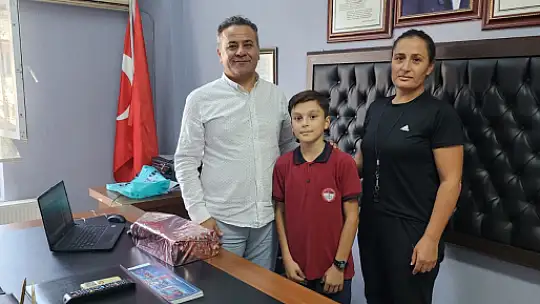 Fethiye'de Atatürk Büstünü Yenileyen Öğrenciye Okulundan Hediye 