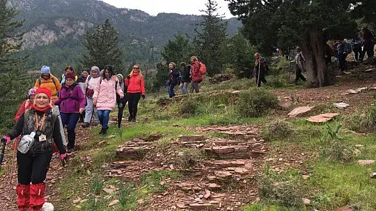 Doğa yürüyüşlerini sürdürüyorlar