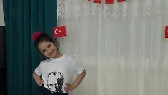 Fethiye'de evde kalan çocukların 23 Nisan coşkusu