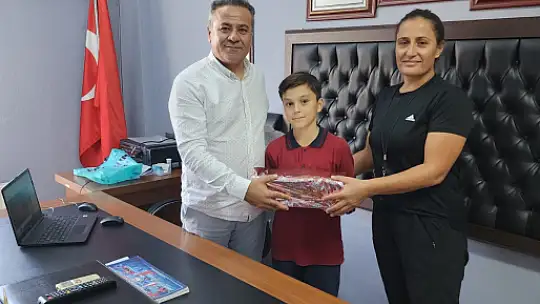 Fethiye'de Atatürk Büstünü Yenileyen Öğrenciye Okulundan Hediye 