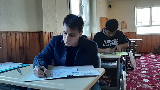 Yarım Asırlık Tecrübesiyle Hat Sanatı Öğretiyor