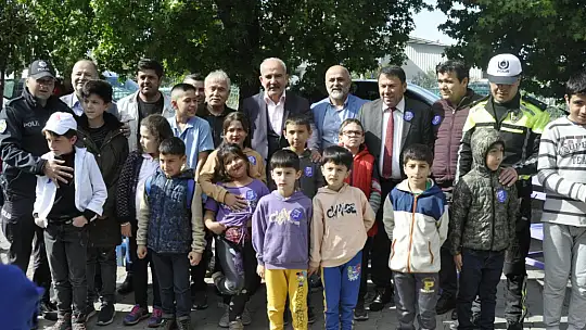 NURSEL ÖZDEMİR EĞİTİM KURUMUNDA 'OTİZM FARKINDALIK GÜNÜ' ETKİNLİĞİ DÜZENLENDİ SALİH DÜNDAR, 'OTİZMİN TEK TEDAVİSİ EĞİTİMDİR'