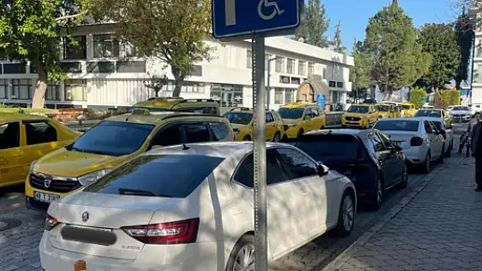 ENGELLİ PARK YERLERİNE HATALI PARK EDENLERE CEZA YAĞDI