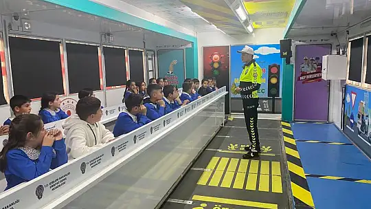 Emniyetten Beşkaza Meydanı'nda 'Mobil Trafik Eğitim Tırı'