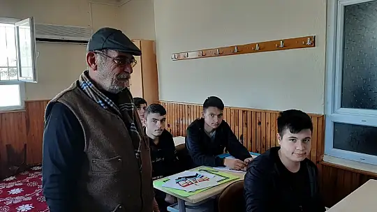 Yarım Asırlık Tecrübesiyle Hat Sanatı Öğretiyor