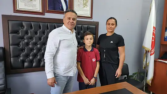 Fethiye'de Atatürk Büstünü Yenileyen Öğrenciye Okulundan Hediye 