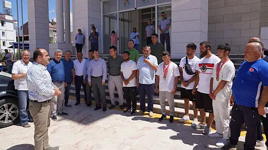 Başkan Akdenizli'den Başarılı Güreşçilere Altın