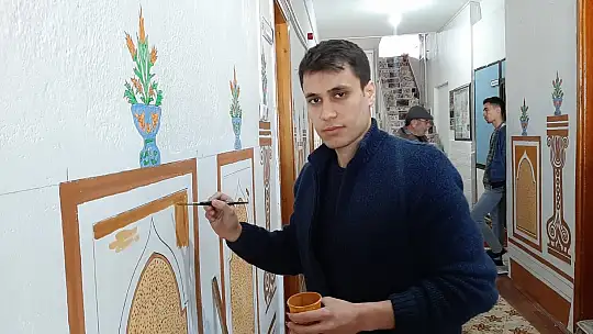 Yarım Asırlık Tecrübesiyle Hat Sanatı Öğretiyor