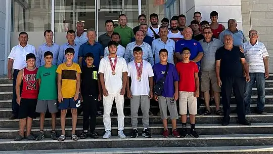 Başkan Akdenizli'den Başarılı Güreşçilere Altın