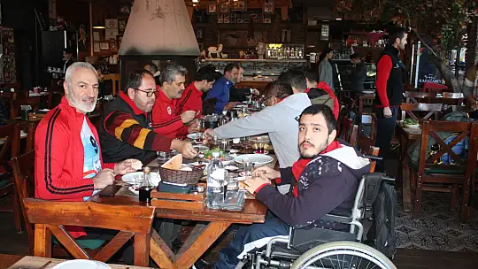 OTURARAK VOLEYBOL TAKIMI, MORAL KAHVALTISINDA BULUŞTU