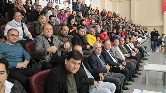 Lider koltuğu bırakmadı 75-72