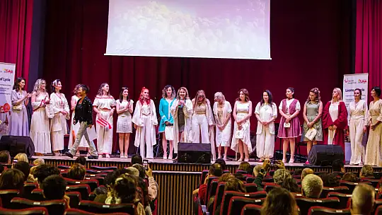 Dastar defilesi büyük beğeni topladı