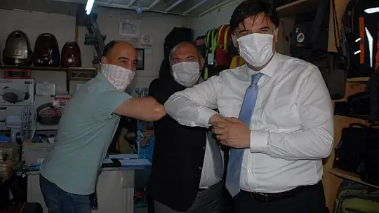 Başkanlardan Fethiye esnaflarına Türk Bayrağı