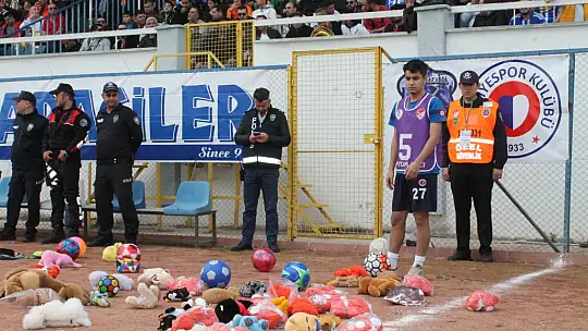 FETHİYESPOR TARAFTARI DEPREMZEDE ÇOCUKLARI UNUTMADI 